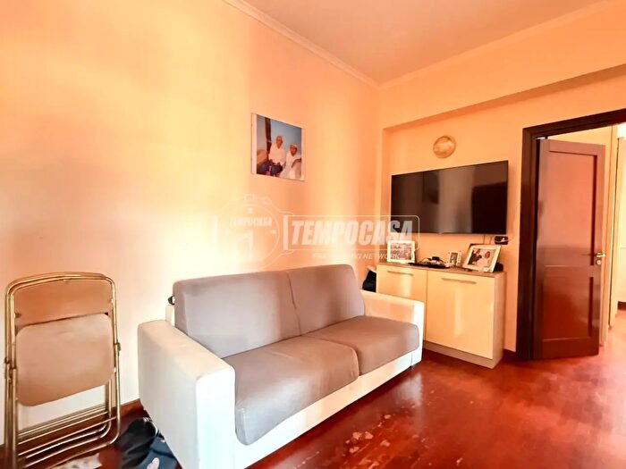 Appartamento trilocale in vendita in Via Carugate, Roma