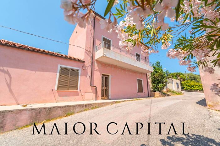 Casa con 7 locali in vendita in Via Alessandro Manzoni, Posada