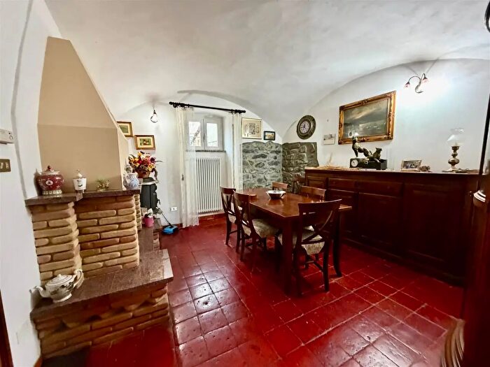 Casa con 9 locali in vendita in Tresana