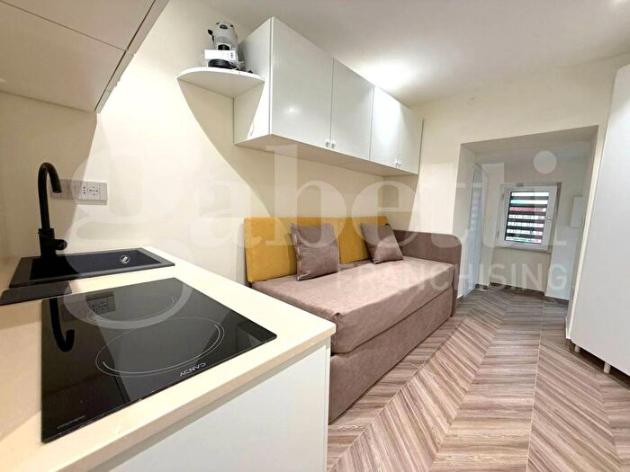 Appartamento monolocale in affitto in Vico Centogradi, Sanità, Napoli