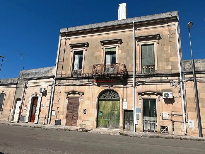 Appartamento con 11 locali in vendita in Maglie