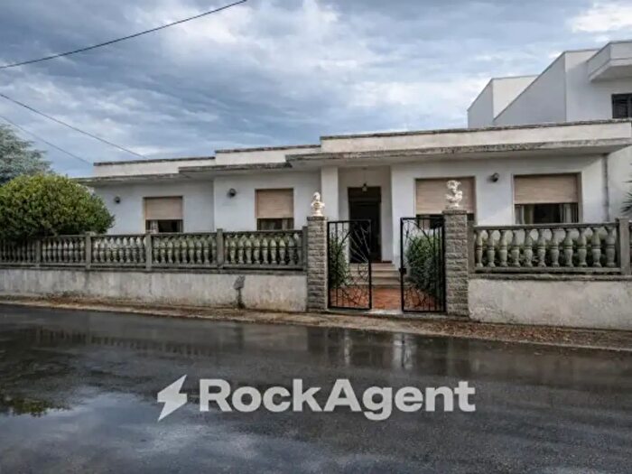 Casa con 6 locali in vendita in Via Marcinelle Ang l da Vinci, Salice Salentino