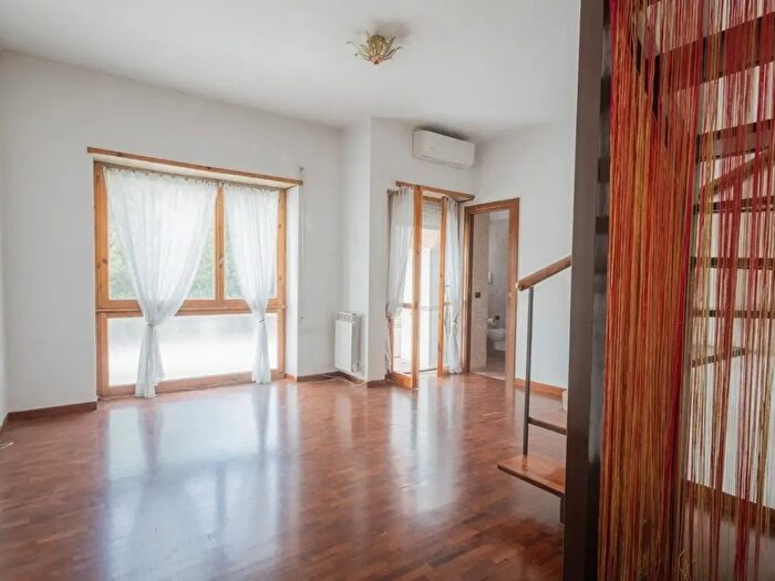 Appartamento trilocale in vendita in Via Ernesto Basile, Roma