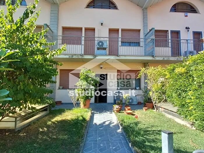 Casa con 6 locali in vendita in Via Stella, Pandino