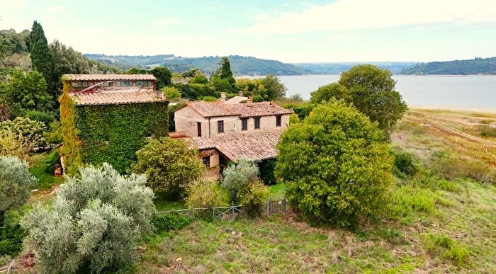 Casa con 9 locali in vendita in Ss, Baschi