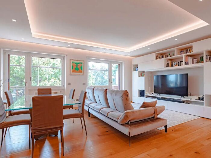 Appartamento con 5 locali in vendita in Via Giuseppe Valmarana, Roma