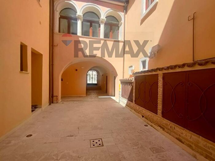 Appartamento trilocale in affitto in VIa Buccio da Ranallo, Duomo Fontana Luminosa, L'Aquila