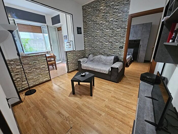 Appartamento trilocale in vendita in Via Mignone, Savona