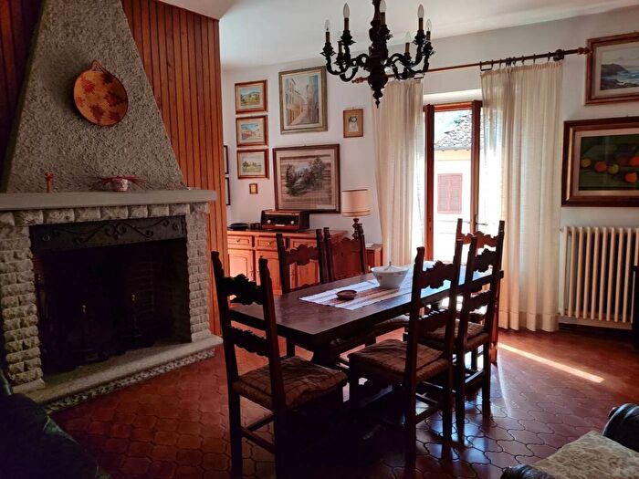 Appartamento trilocale in vendita in Via Roma Vernio, Vernio