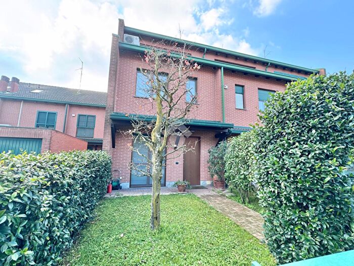 Casa quadrilocale in vendita in Via Pierluigi da Palestrina, Binasco