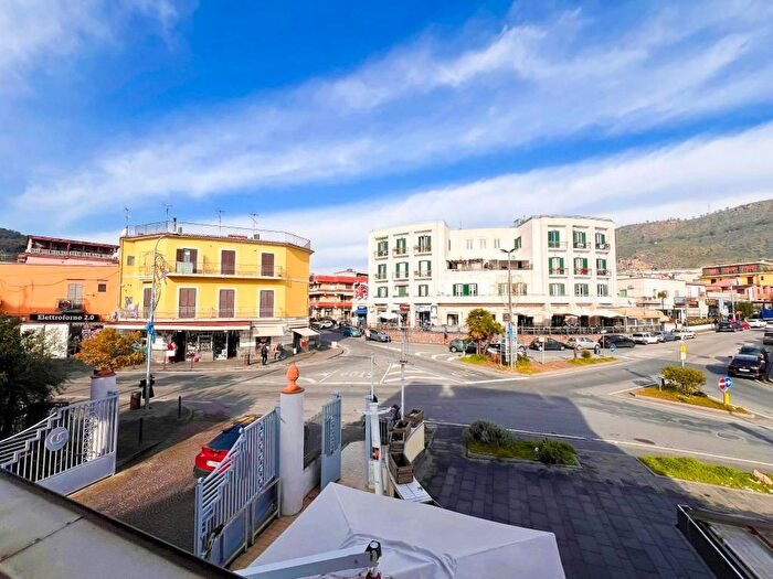 Appartamento trilocale in affitto in Via Miliscola, Arco Felice, Pozzuoli