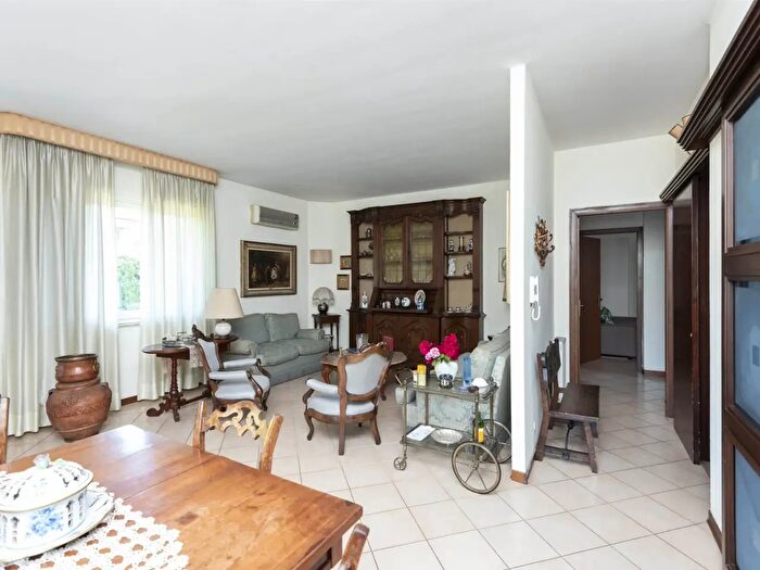 Appartamento con 5 locali in vendita in Via Ugo Foscolo, Aci Catena
