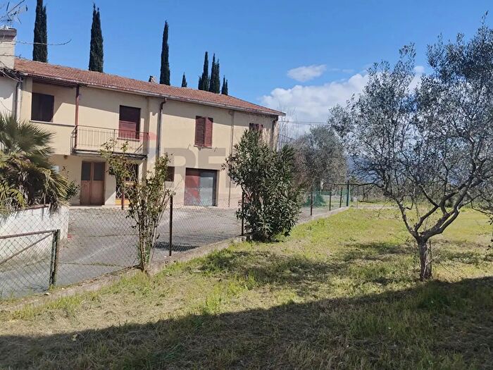 Casa con 15 locali in vendita in Foligno