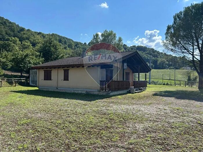 Casa trilocale in vendita in Via Poggio Snc, Valtopina
