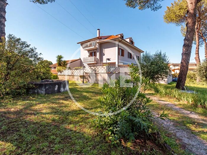Appartamento trilocale in vendita in Via Polense, Roma