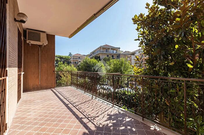 Appartamento con 5 locali in vendita in Via Adolfo Gandiglio, Roma