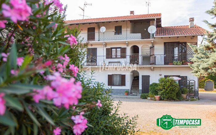 Casa con 6 locali in vendita in Via Lanca, Oleggio