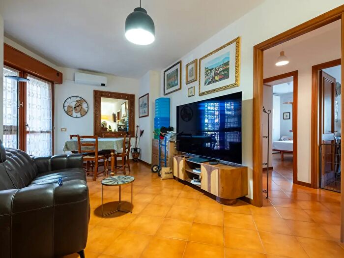 Appartamento trilocale in vendita in Via Siviglia, Roma