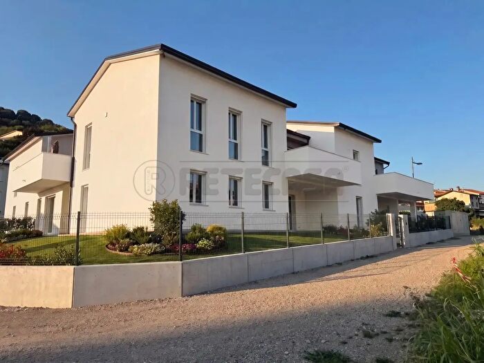 Appartamento con 5 locali in vendita in Via degli Alpini, Castelgomberto