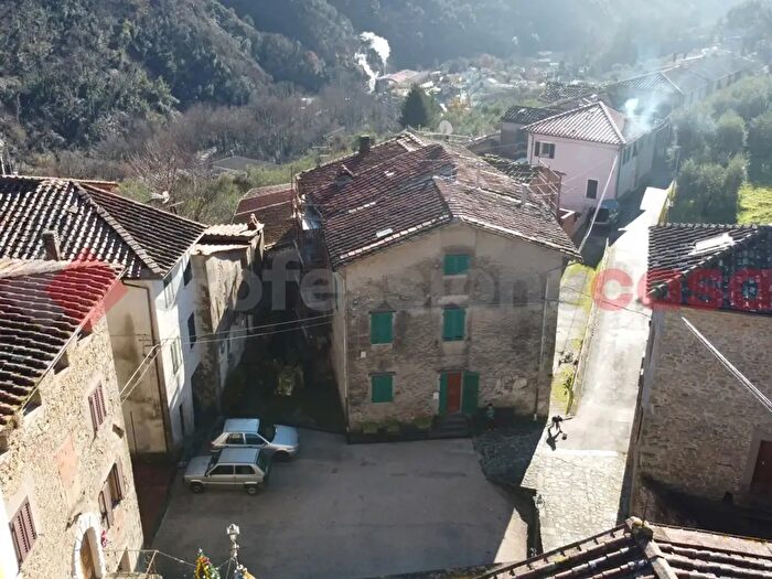 Casa quadrilocale in vendita in Località Guzzano, Villa Basilica