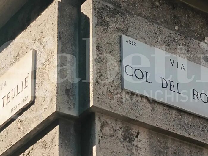 Appartamento trilocale in vendita in Via col del Rosso, Milano