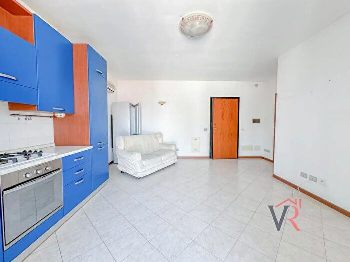 Appartamento trilocale in vendita in Via Puccini, Dello