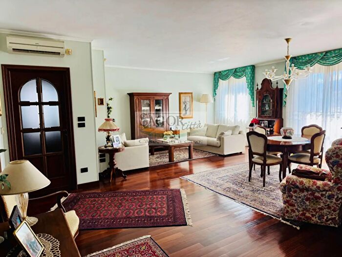 Appartamento con 7 locali in vendita in Piazza Garibaldi, Pinerolo