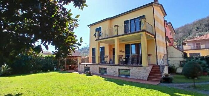 Casa con 6 locali in vendita in Arcola