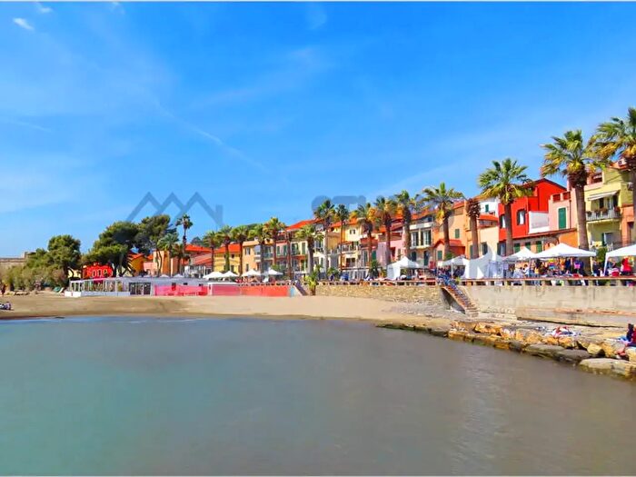 Appartamento trilocale in vendita in Via Vigne, Riva Ligure