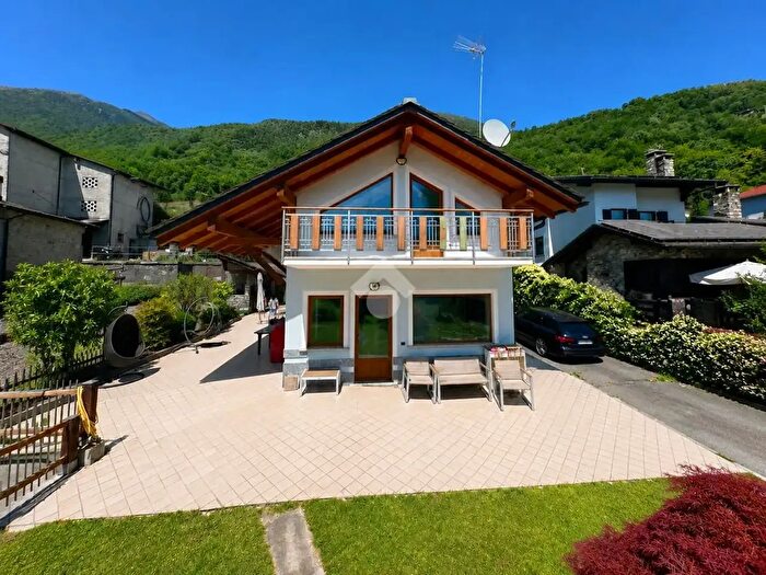 Casa con 8 locali in vendita in Via Grigioni, Castione Andevenno