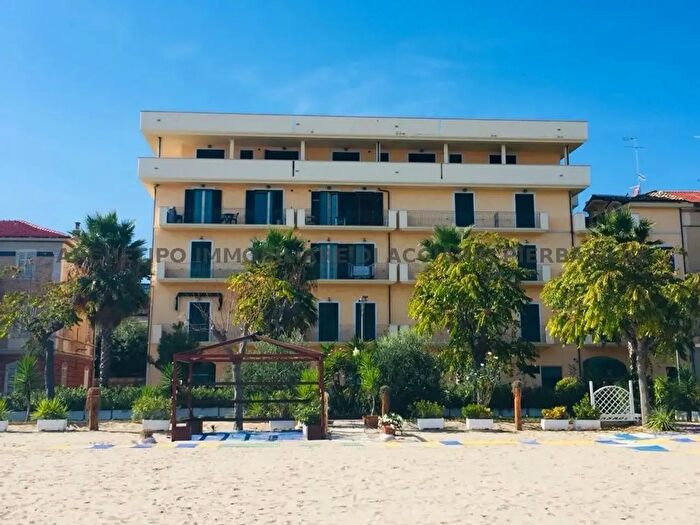 Appartamento quadrilocale in vendita in Lungomare Viale Nazario Sauro, Cupra Marittima