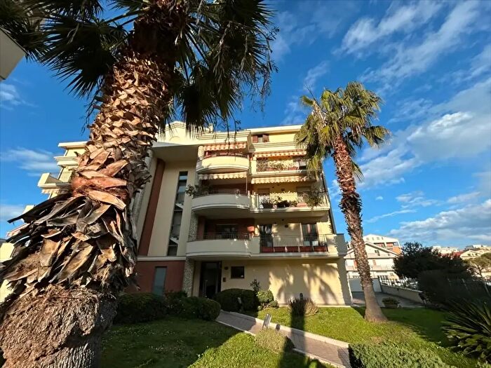 Appartamento quadrilocale in vendita in Via dei Marsi, Pescara