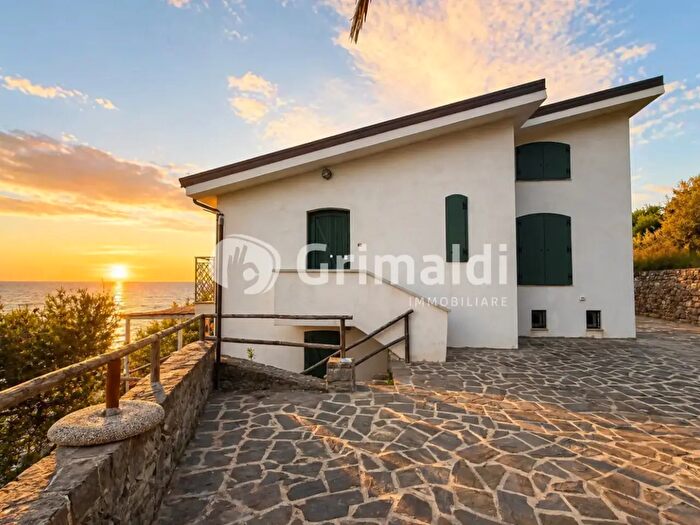 Casa con 8 locali in vendita in Via Campo di Mare Snc, Pollica