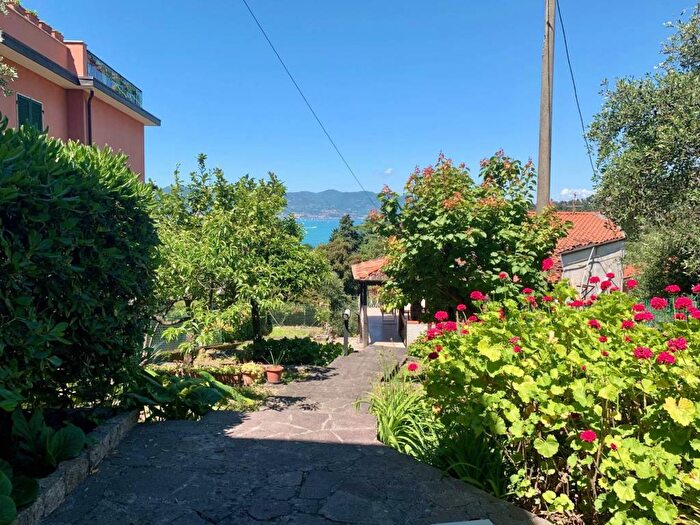 Appartamento trilocale in affitto in Via Fiascherino, La Serra Tellaro, Lerici