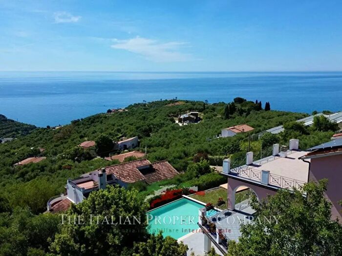 Casa con 5 locali in vendita in Imperia