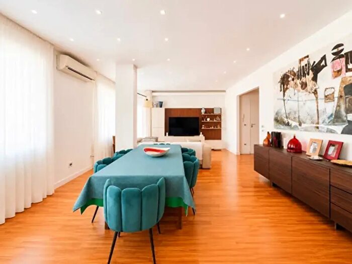Appartamento con 5 locali in vendita in Via Michele Kerbaker, Napoli
