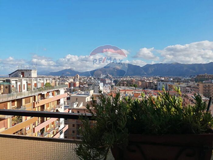 Appartamento con 5 locali in vendita in Via Tramontana, Palermo