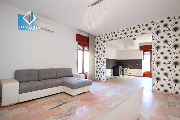 Appartamento con 8 locali in vendita in Via Como N, Palagonia