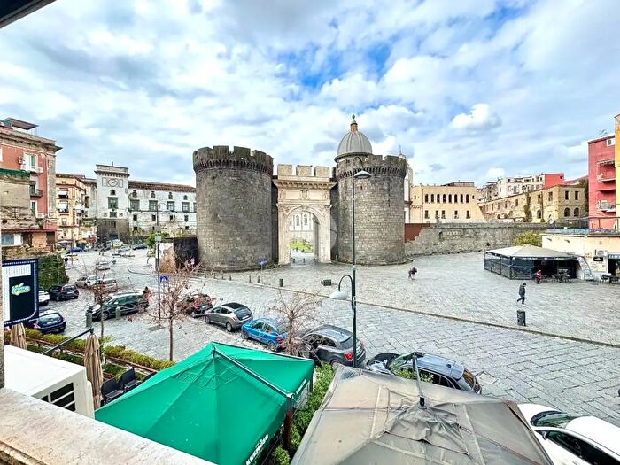 Appartamento con 8 locali in vendita in Vico Vasto a Capuana, Napoli
