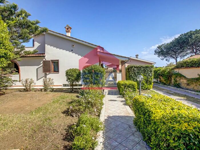 Casa con 5 locali in vendita in Via Formia, Ardea