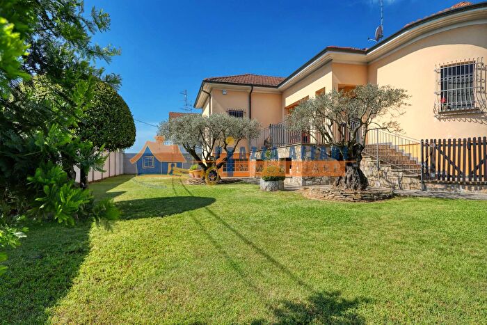 Casa quadrilocale in vendita in Via C Battisti, Carnago