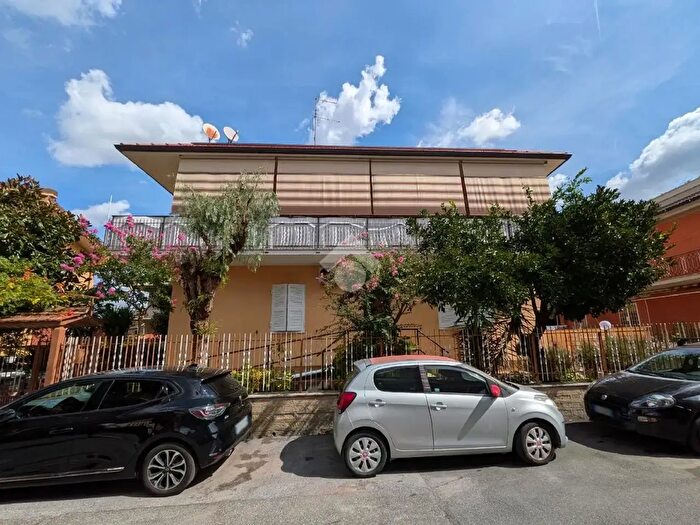 Appartamento trilocale in vendita in Via Vinicio Cortese, Ciampino