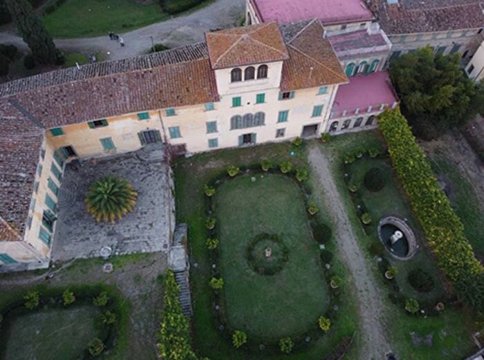 Appartamento con 6 locali in affitto in Via Giuseppe Verdi, Centro, Signa