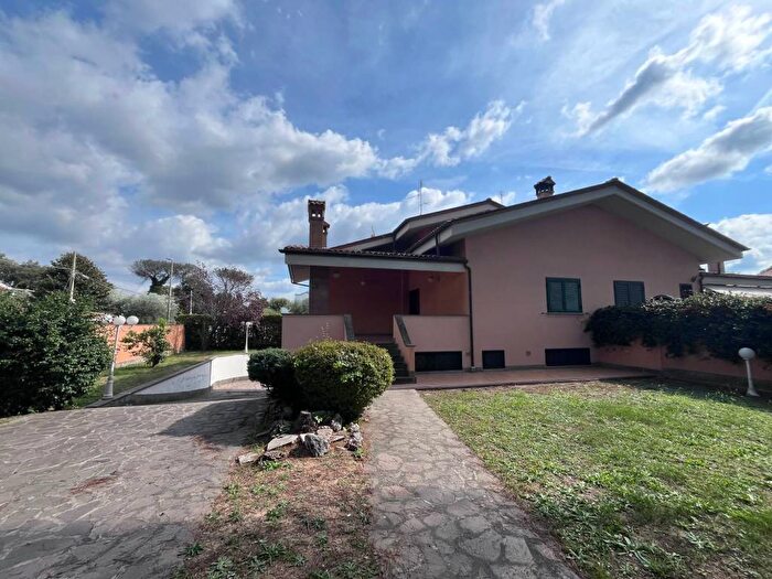 Casa con 6 locali in affitto in Via Alessandro Stradella, Infernetto, Roma