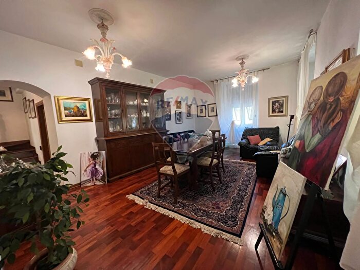 Appartamento con 15 locali in vendita in Via Colombo, Varese Ligure