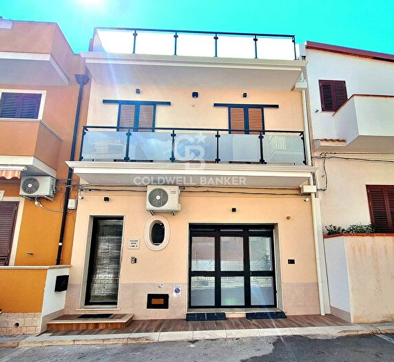 Casa con 10 locali in vendita in Via Sigona, Pozzallo