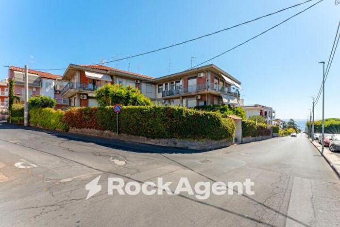 Appartamento con 5 locali in vendita in Via Mollica, Aci Castello