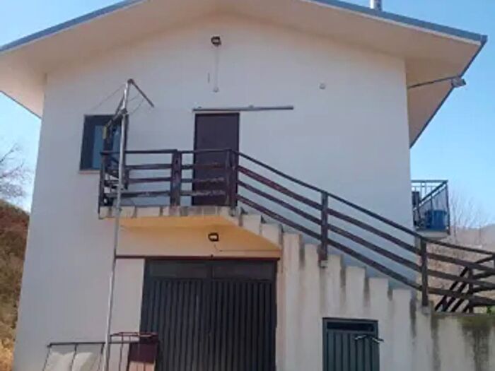 Casa quadrilocale in vendita in Contrada Castiglione Snc, Abriola