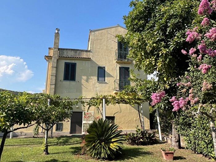 Casa con 6 locali in vendita in Loc Santa Maria Le Piane, Vibonati
