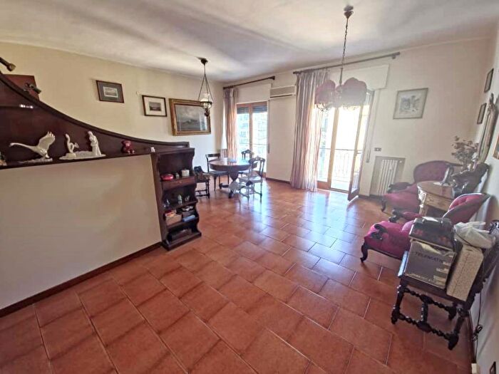 Appartamento con 5 locali in vendita in Via E a Mario con Posto Auto, Napoli